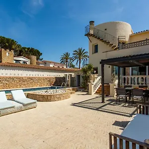 https://casa-con-piscina-en-la-mejor-zona-de-empuriabrava.topcostabravahotels.com